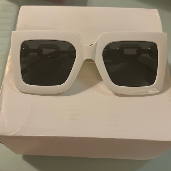 White and gold chain link sunglasses - Picture 2 of 2